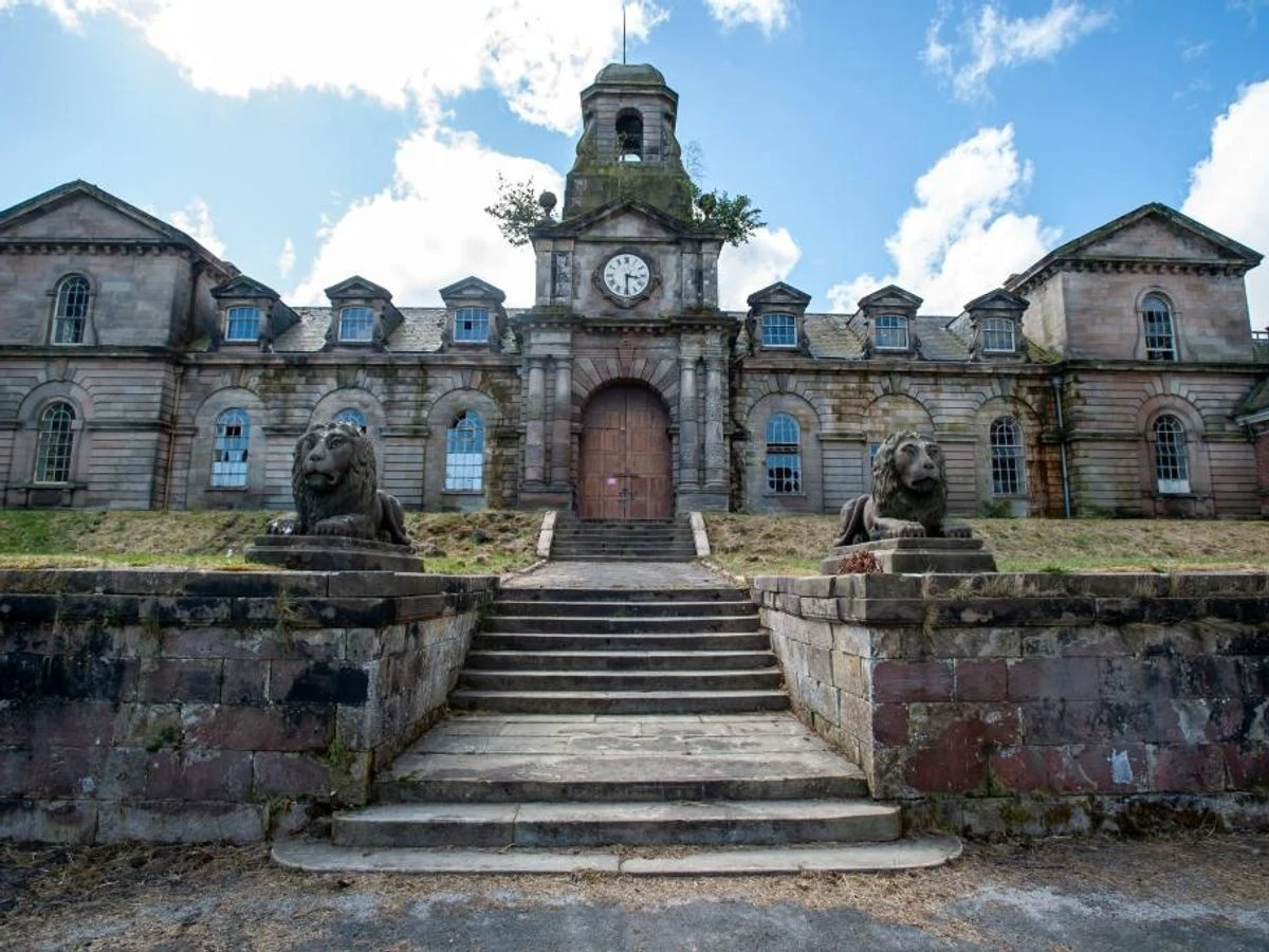 ਵੈਲਜ਼ ਦਾ 122 ਕਮਰੇ ਵਾਲਾ ਖੰਡਰ ਕਿਲਾ ਸੜਕ ਉੱਤੇ ਸਮੇਂ 'ਚ ਜਮਿਆ