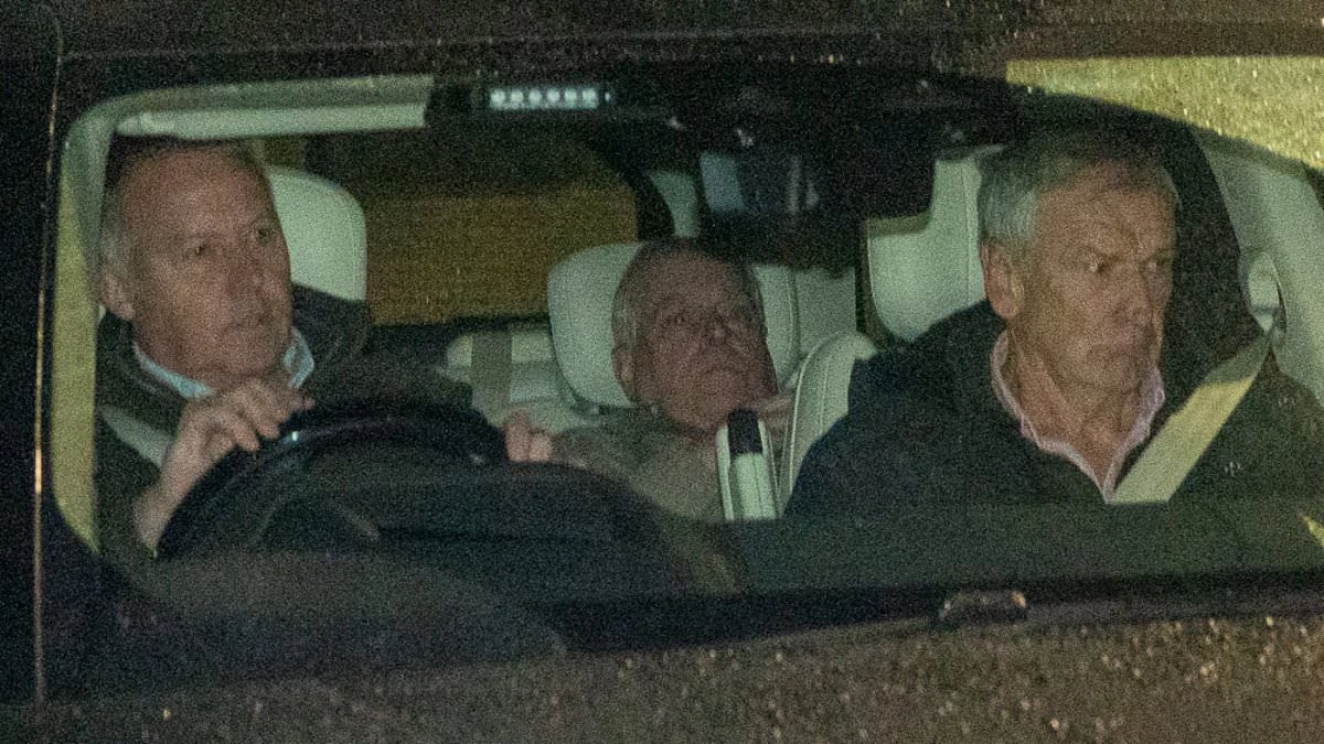 ਐਂਡਰੂ ਨੂੰ ਰਾਜਸੀ ਕ੍ਰਮ ਤੋਂ ਹਟਾਇਆ ਜਾਵੇ?