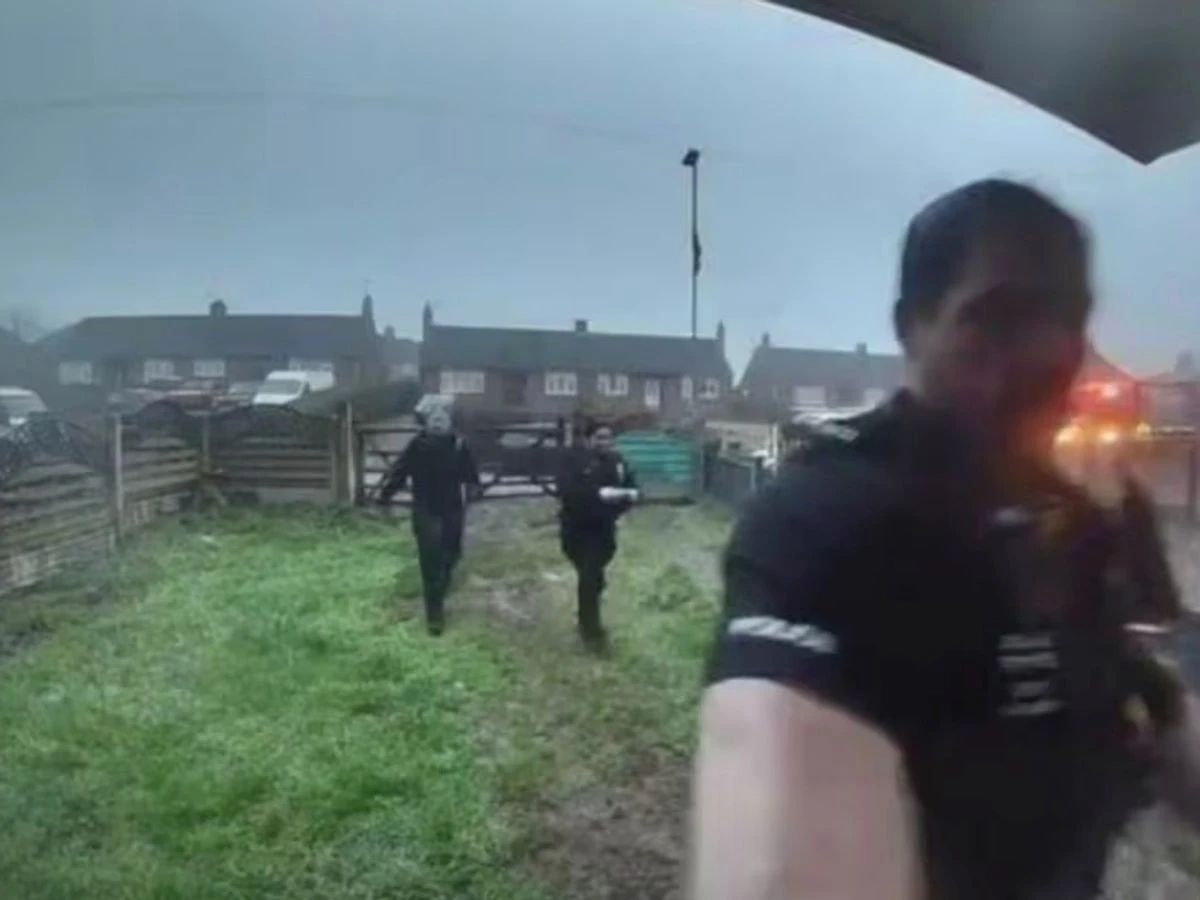 ਪੁਲਿਸ ਗਲਤੀ ਨਾਲ ਵੱਡੇ ਉਲਝਣ ਨਾਲ ਘਰ ਵਿੱਚ ਦਾਖ਼ਲ