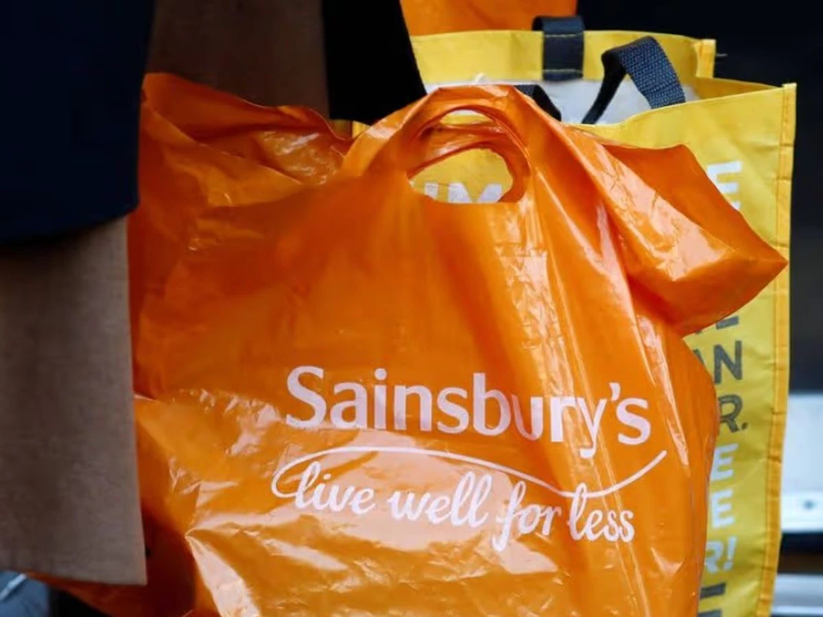 ਸੇਨਜ਼ਬਰੀ 'ਚ ਫੁੱਲਾਂ ਵਾਲਾ ਬੈੱਡਿੰਗ ਸੈੱਟ ਸਸਤੇ ਮਿਲਣ ਨਾਲ ਖਰੀਦਦਾਰਾਂ ਲੱਗੇ ਦੌੜ