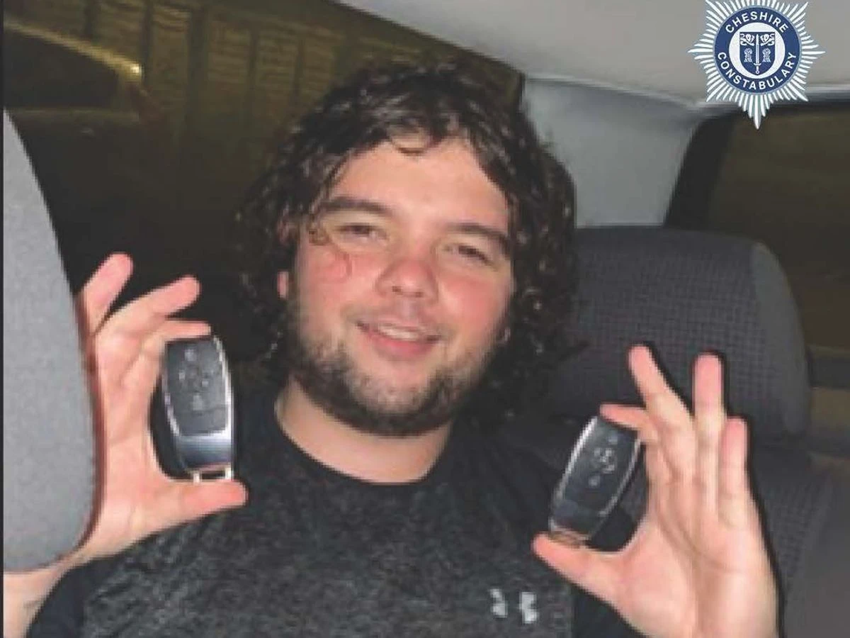 ਚੋਰੀ ਦੇ ਮਰਦ ਨੇ ਚੋਰੀ ਦੀ ਮਰਸਿਡੀਜ਼ ਨਾਲ ਸੈਲਫੀ ਖਿੱਚ ਕੇ ਫਸਿਆ, ਕੈਦ