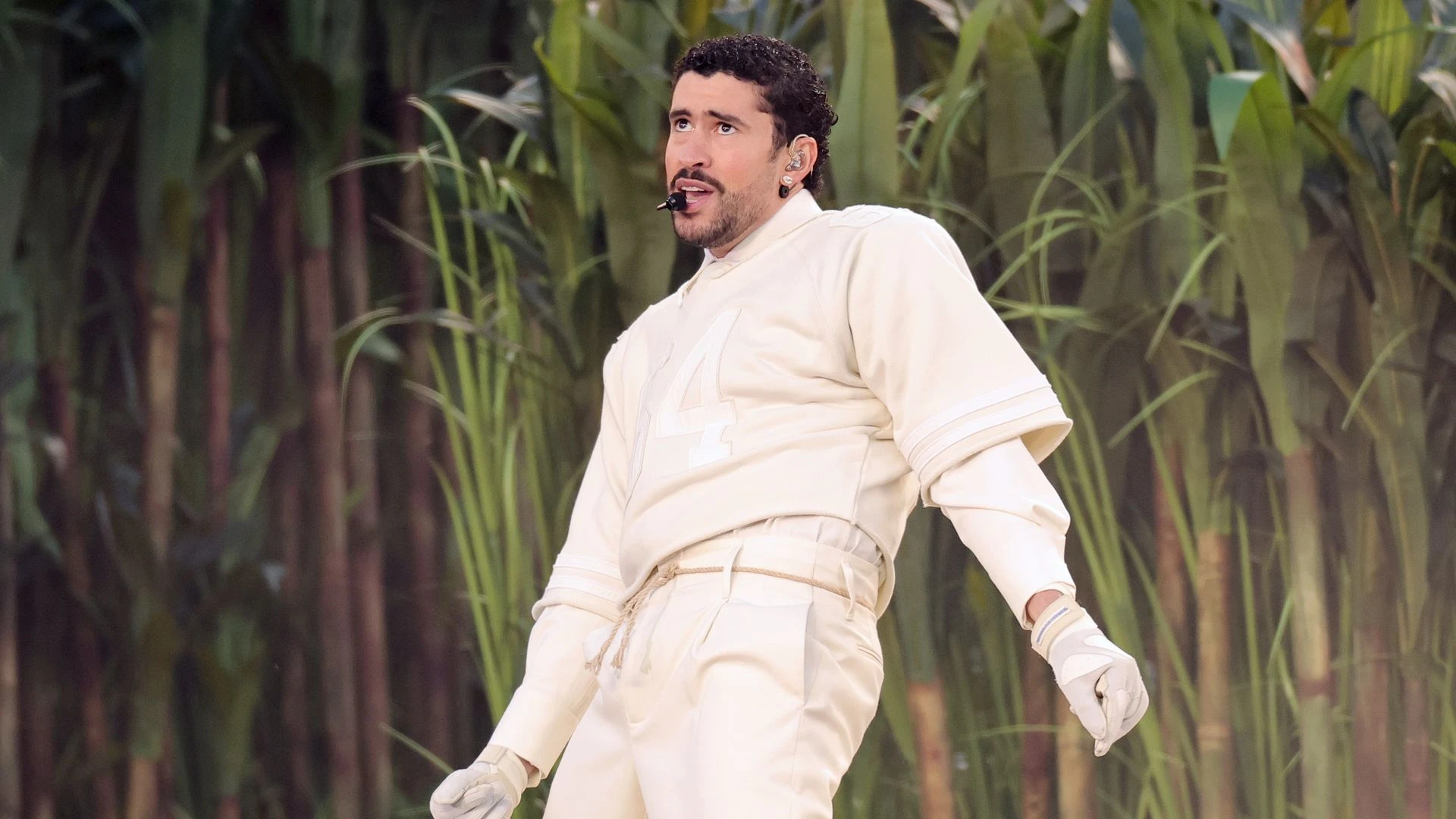 ਬੈਡ ਬਨੀ ਨੇ ਸੁਪਰ ਬੋਲ ਸੇਮੀ ਫਾਈਨਲ ਸ਼ੋ 'ਚ ਸਿਤਾਰਿਆਂ ਨਾਲ ਮੈਲਾ ਲਾਇਆ