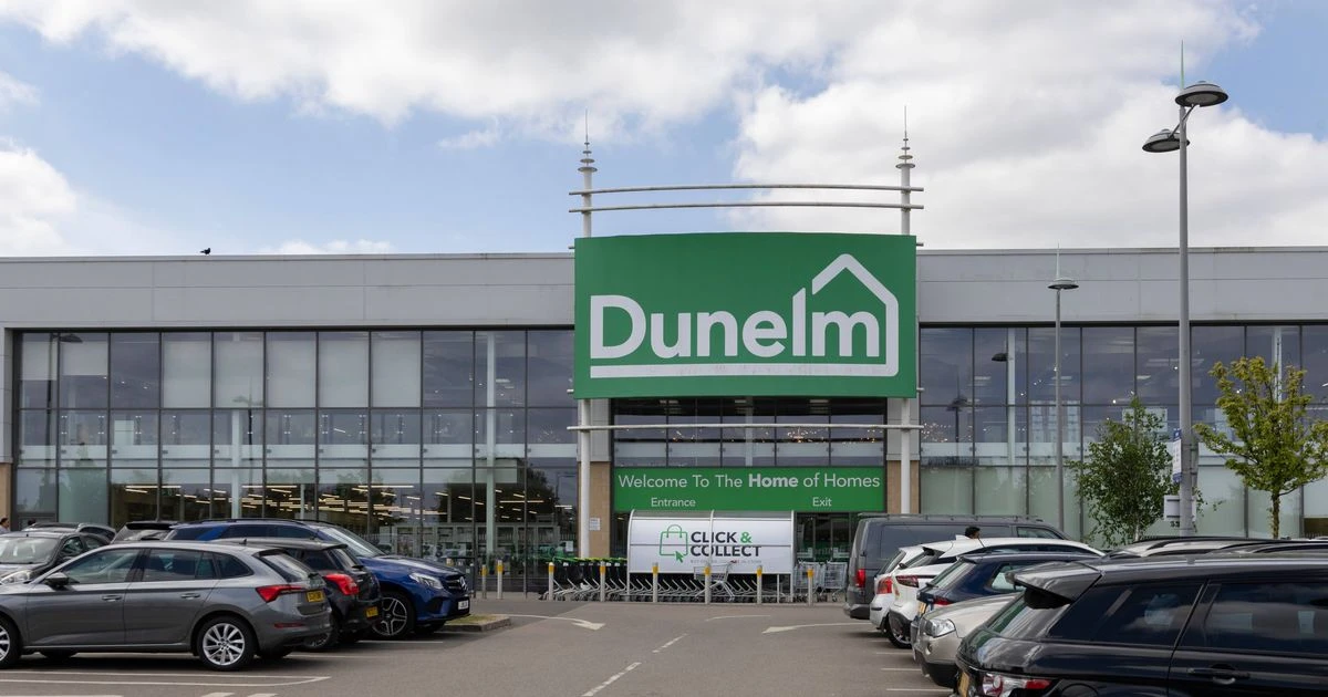 ਡਿਊਨੇਲਮ ਦੀ ਬਸੰਤ ਦਾ ਸੁੰਦਰ ਗੁਲਾਬੀ ਫੁੱਲਦਾਰ ਗਿਰਲੈਂਡ