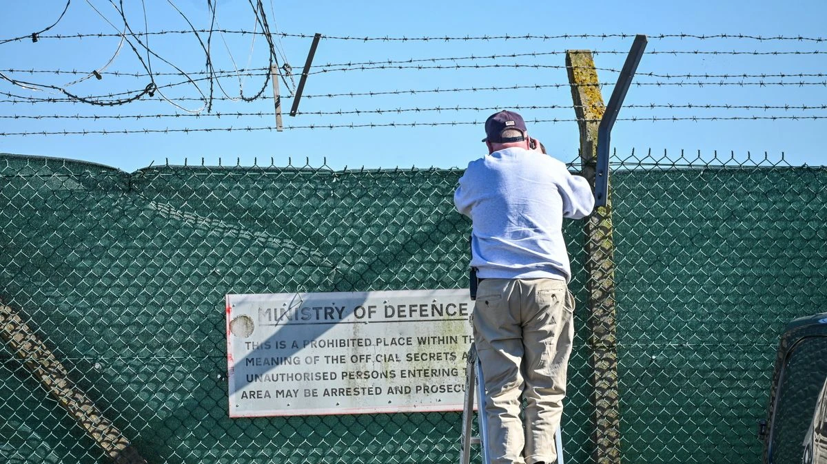 ਇਰਾਨ ਜੰਗੀ ਜਹਾਜ਼ ਦੇ ਦੇਖਣ ਵਾਲੇ ਪਿੰਡ 'ਚ ਹੰਗਾਮਾ ਪੈਦਾ ਕਰ ਰਹੇ