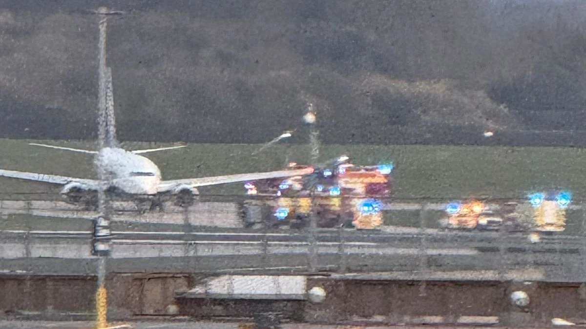 ਮੈਂਚੇਸਟਰ ਹਵਾਈ ਅੱਡੇ 'ਤੇ ਰਿਆਨਏਅਰ ਦਾ ਜਹਾਜ਼: ਅੱਗ ਬੁਝਾਉਣ ਵਾਲੇ ਪਹੁੰਚੇ