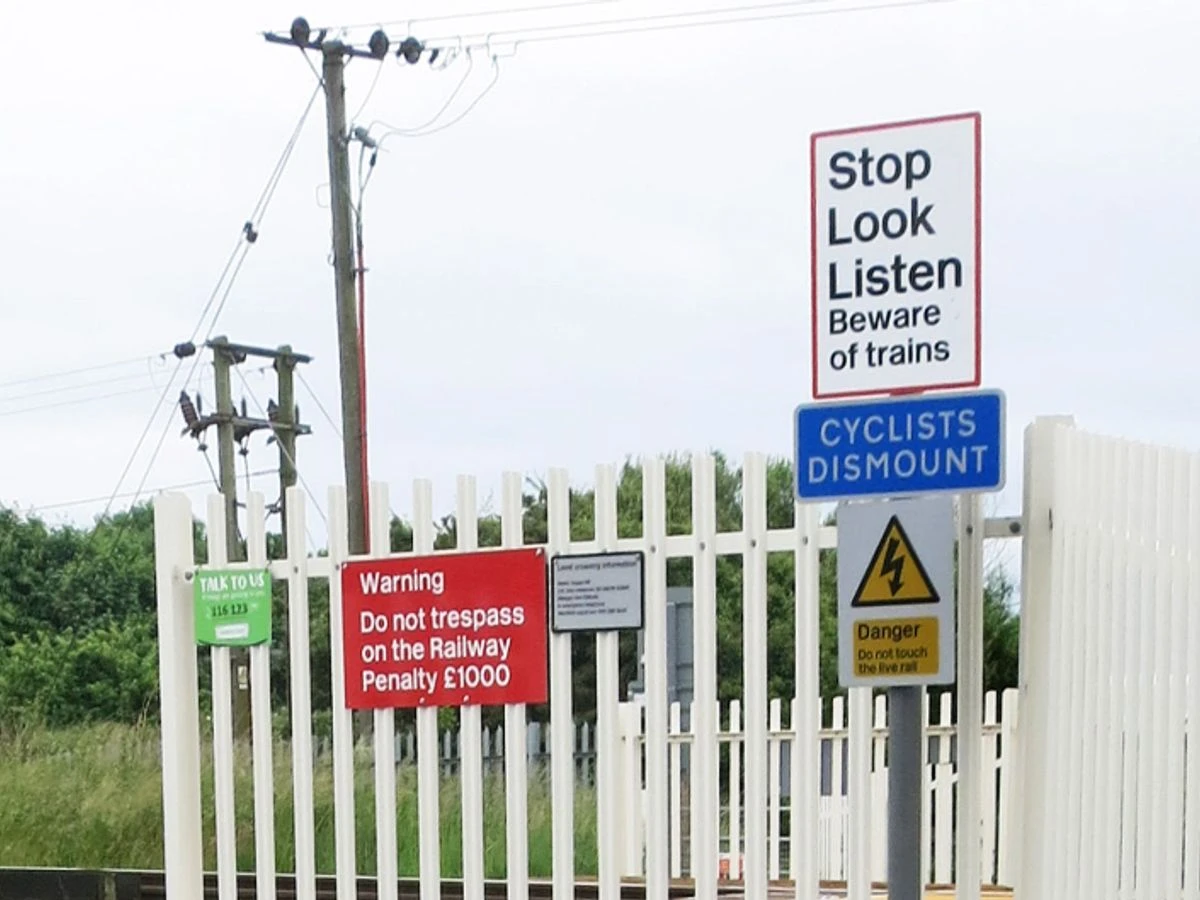 ਧੁਨੀਬੰਦੀਆਂ ਵਾਲੇ ਕਾਨਾਂ ਨਾਲ ਦੌੜਦੇ ਵਿਆਕਤੀ ਦੀ ਟ੍ਰੇਨ ਸਾਹਮਣੇ ਮੌਤ