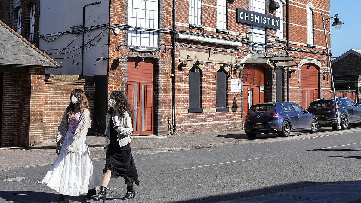 ਕਲੱਬ ਚੈਮਿਸਟਰੀ 'ਚ ਮੇਨਿੰਜਾਇਟੀਸ ਆਉਟਬ੍ਰੇਕ ਤੇਨ ਏਲੀਕਸ ਦੀ ਕਹਾਣੀ